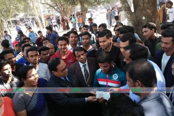 রাবির সেই রুমকি পেল বাংলা বিভাগ, সামির ১ লাখ টাকার চেক