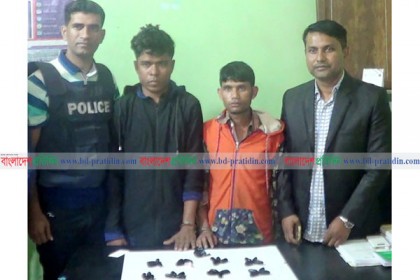 পেটের ভিতর ইয়াবা, আটক দুই