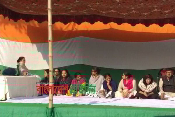 ফুটপাতে রাতভর অবস্থান মমতার, ভারতজুড়ে তোলপাড়