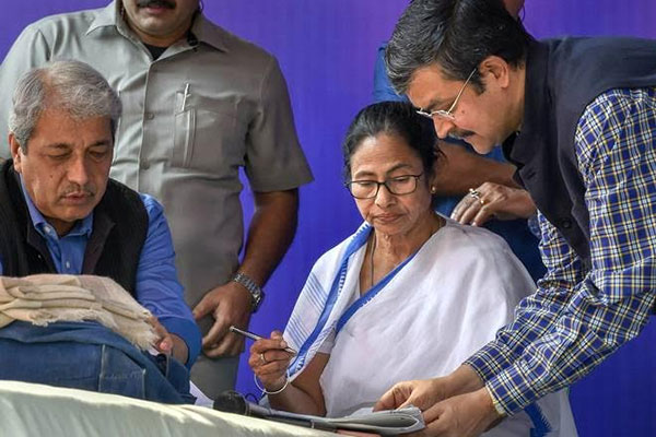 মমতার অবস্থান ধর্মঘট চলবে ৮ ফেব্রুয়ারি পর্যন্ত