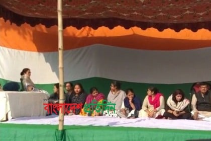 ফুটপাতে রাতভর অবস্থান মমতার, ভারতজুড়ে তোলপাড়