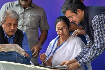 মমতার অবস্থান ধর্মঘট চলবে ৮ ফেব্রুয়ারি পর্যন্ত