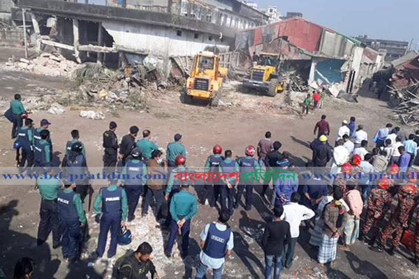 দ্বিতীয় দিনের মতো চলছে কর্ণফুলী নদী পাড়ের অবৈধ স্থাপনা উচ্ছেদ