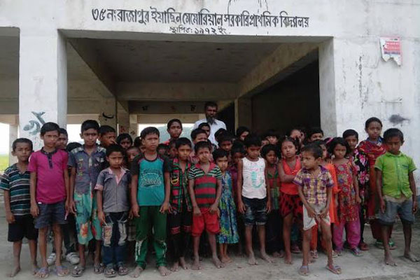 শিক্ষার্থী দুই শতাধিক, শিক্ষক মাত্র একজন!