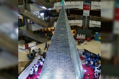 ১৯ হাজার কাপকেক দিয়ে টাওয়ার বানিয়ে বিশ্ব রেকর্ড!