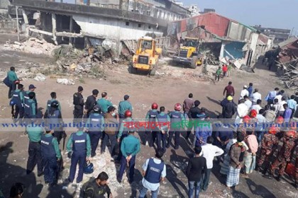দ্বিতীয় দিনের মতো চলছে কর্ণফুলী নদী পাড়ের অবৈধ স্থাপনা উচ্ছেদ