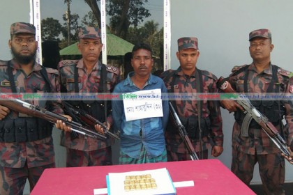 বেনাপোলে ১৭টি সোনার বারসহ পাচারকারী আটক