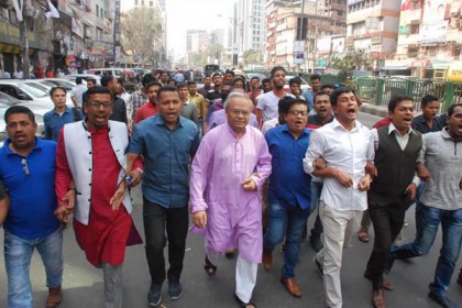 খালেদার মুক্তির দাবিতে রিজভীর নেতৃত্বে ঝটিকা মিছিল 