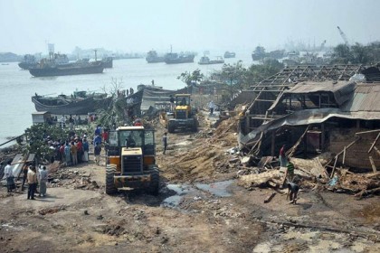 চলছে কর্ণফুলী নদীর পাড়ের অবৈধ স্থাপনা উচ্ছেদ  

