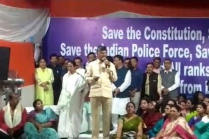 কলকাতার ধরনা তুলে দিল্লিতে নিয়ে যাওয়ার ঘোষণা মমতার