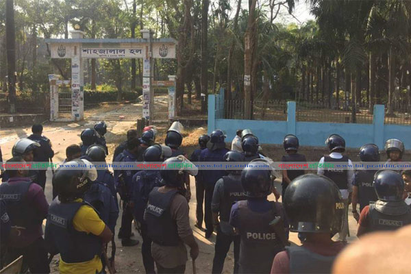 চবিতে ছাত্রলীগের ধাওয়া-পাল্টা ধাওয়া, টিয়ারশেল নিক্ষেপ