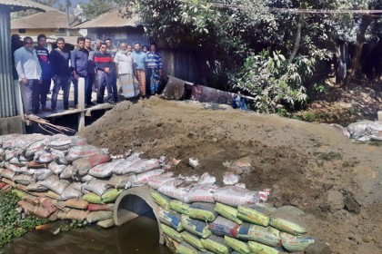 বরিশালে খাল ভরাট করে বহুতল ভবন নির্মাণ

