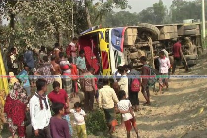 নেত্রকোনায় ওভারটেক করতে গিয়ে বাস উল্টে আহত ৯