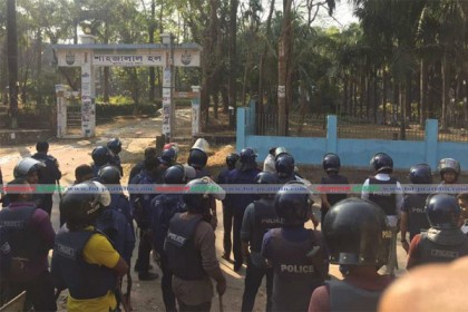 চবিতে ছাত্রলীগের ধাওয়া-পাল্টা ধাওয়া, টিয়ারশেল নিক্ষেপ