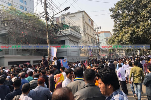 মনোনয়নপত্র বিক্রির চতুর্থ দিনে ধানমন্ডিতে উপচেপড়া ভিড়