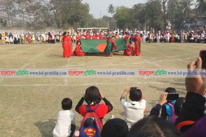 খুলনায় স্কুল শিক্ষার্থীদের আকর্ষনীয় 'ডিসপ্লে'