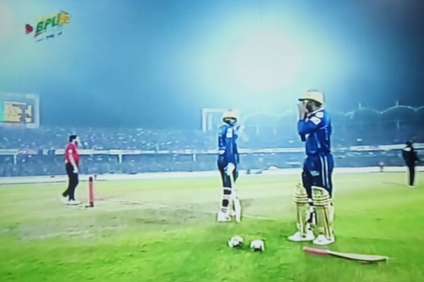 ৯ উইকেট হারিয়ে চাপে ঢাকা