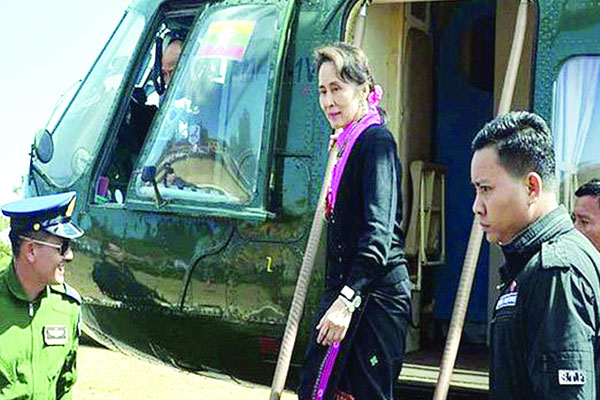 সু চিকে বহনকারী হেলিকপ্টারের জরুরি  অবতরণ