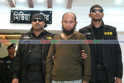 ছাত্রীকে ধর্ষণ করে ভিডিও নিয়ে আত্মগোপনে যায় মামুন
