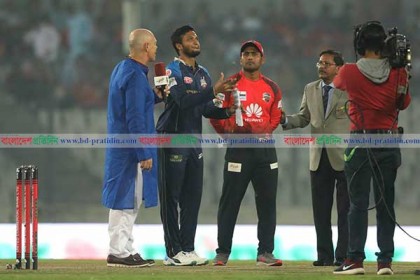শিরোপার লড়াইয়ে কুমিল্লার বিপক্ষে টসে জিতে ফিল্ডিংয়ে ঢাকা