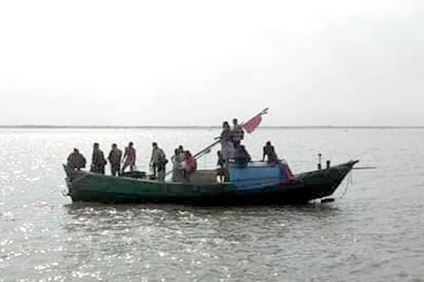 রাবনাবাদ নদীতে ইট বোঝাই ট্রলার ডুবি, নিখোঁজ ২
