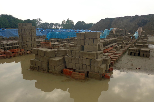 অসময়ে বৃষ্টিপাতের দিনাজপুরের অধিকাংশ ইটভাটার ব্যাপক ক্ষতি 