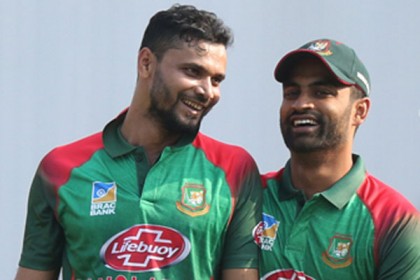 রাতে দেশ ছাড়ছেন মাশরাফি-তামিমরা