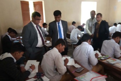 নাটোরের বড়াইগ্রামে এসএসসি পরীক্ষা কেন্দ্র পরিদর্শনে বিভাগীয় কমিশনার