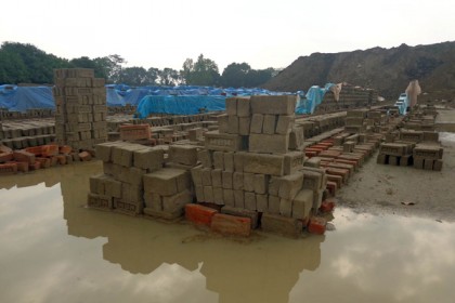 অসময়ে বৃষ্টিপাতের দিনাজপুরের অধিকাংশ ইটভাটার ব্যাপক ক্ষতি 