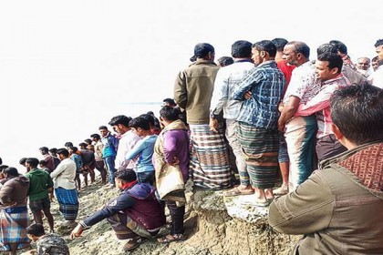 রাবনাবাদ নদীতে ট্রলার ডুবি, ২ শ্রমিক নিখোঁজ