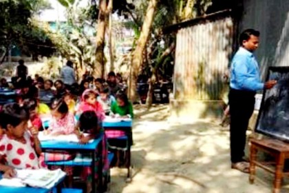 নাগরপুরে নদীগর্ভে বিলীন বিদ্যালয়, বাড়ির আঙ্গিনায় পাঠদান!