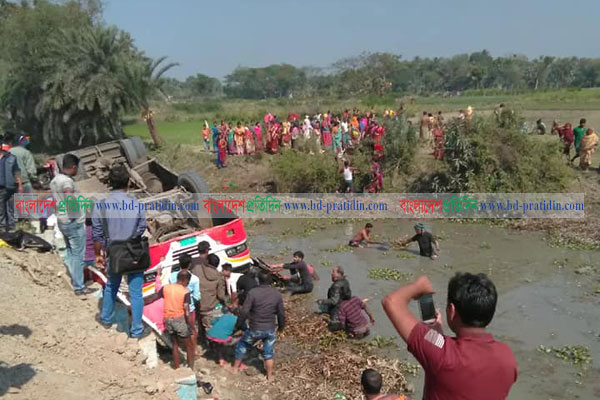 এবার খুলনায় পিকনিকের বাস খাদে পড়ে স্কুলছাত্রী নিহত, আহত ১০