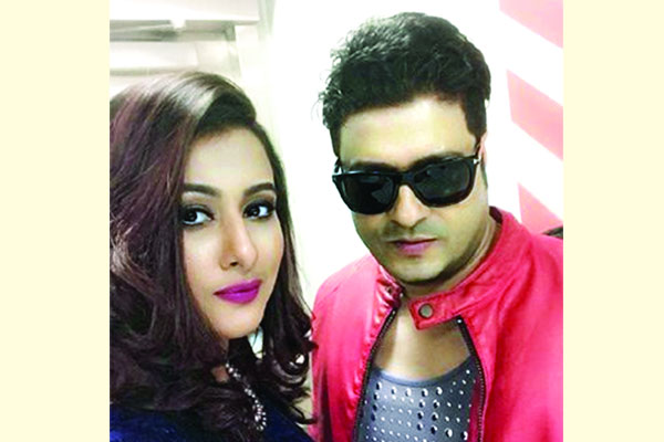 নোয়াখালীতে ওবায়দুল কাদেরের সিনেমার শুটিং বাইক চালাতে গিয়ে আহত ফেরদৌস-পূর্ণিমা