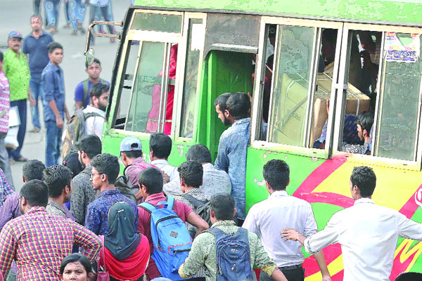 পরিবহনে চলছেই নৈরাজ্য