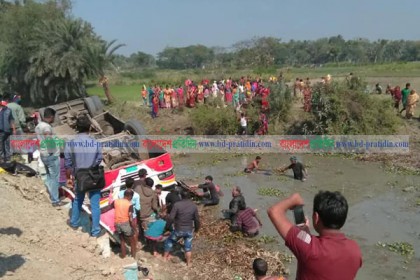 এবার খুলনায় পিকনিকের বাস খাদে পড়ে স্কুলছাত্রী নিহত, আহত ১০
