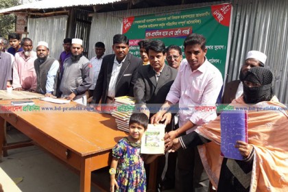 ৪০ দিন পর সরকারি নতুন বই পেল শিক্ষার্থীরা