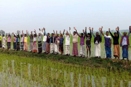 সিংড়ায় কাজ বন্ধ করে কৃষকদের বিক্ষোভ 

