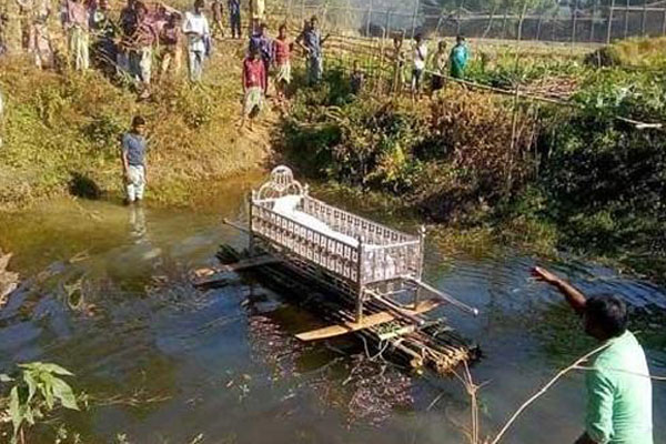 ভেলায় ভাসিয়ে কবরস্থানে নিতে হয় লাশ!