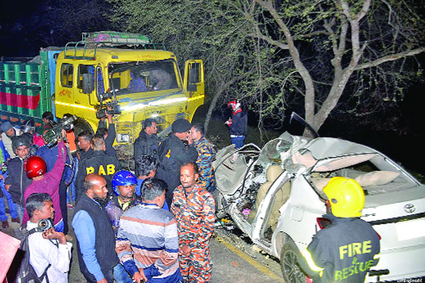 পথচারীকে বাঁচাতে গিয়ে প্রাইভেট কার ট্রাকের নিচে