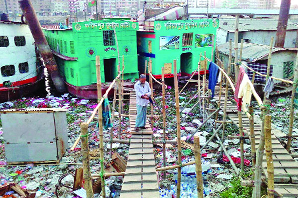 ভাসতে ভাসতে অতিথিসেবা