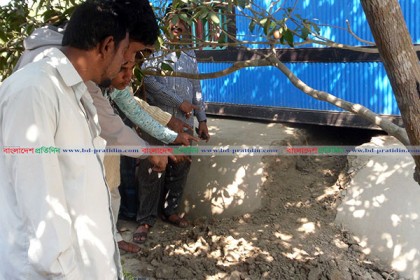 সিঁধ কেটে ঘরে ঢুকে ব্যবসায়ীকে ছুরিকাঘাত দুর্বৃত্তদের