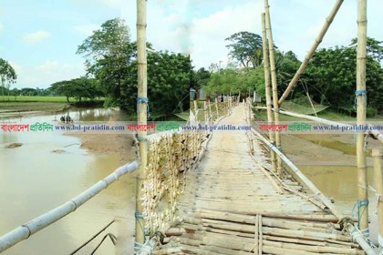 হালুয়াঘাটে ঝুঁকিপূর্ণ বাঁশের সাঁকোই ভরসা
