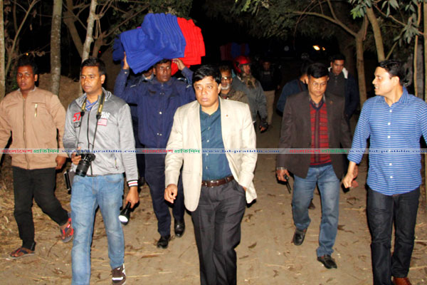 গভীর রাতে শীতবস্ত্র নিয়ে বাড়ি বাড়ি পুলিশ সুপার