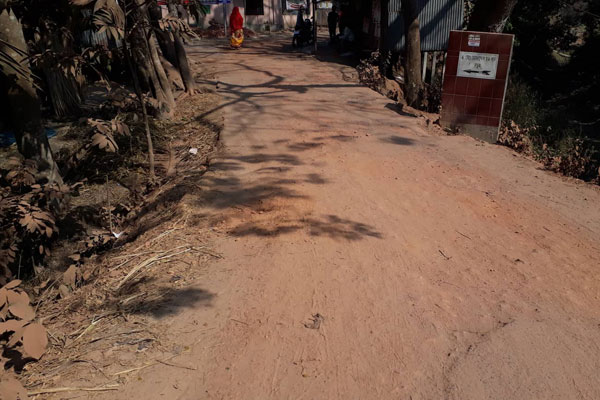 মাদারীপুরে সড়কের বেহাল দশা, ভোগান্তিতে জনসাধারণ 

