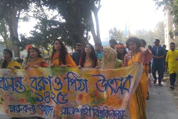 বসন্ত উৎসবে মেতেছে রাজশাহী বিশ্ববিদ্যালয়