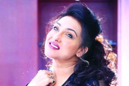 বলিউডে ফিরছেন ঋতুপর্ণা, দেখা যাবে ঘনিষ্ঠ দৃশ্যেও