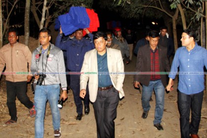 গভীর রাতে শীতবস্ত্র নিয়ে বাড়ি বাড়ি পুলিশ সুপার