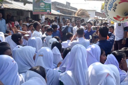 বখাটেদের হামলার প্রতিবাদে ফুলবাড়িয়ায় শিক্ষক-শিক্ষার্থীদের বিক্ষোভ 