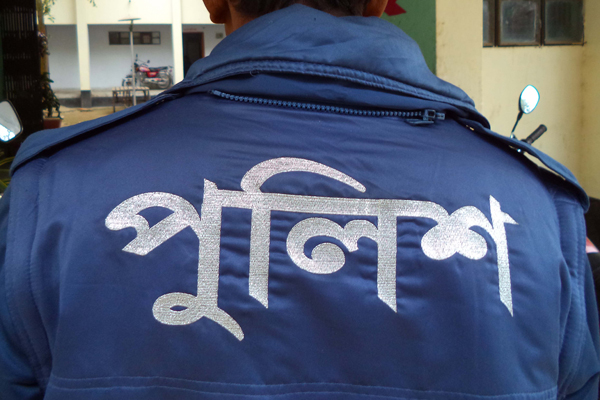 পুলিশের মানবিকতায় প্রাণ রক্ষা মা-ছেলেসহ ৩ জনের