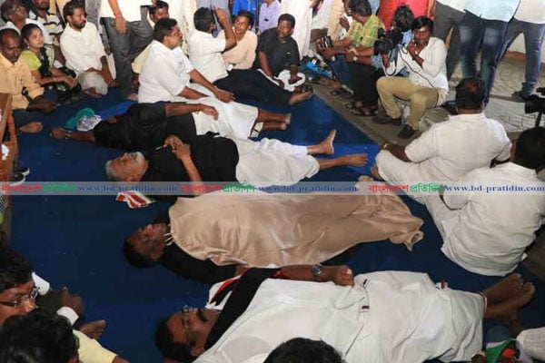 ফুটপাতে শুয়ে রাত কাটালেন মুখ্যমন্ত্রী!